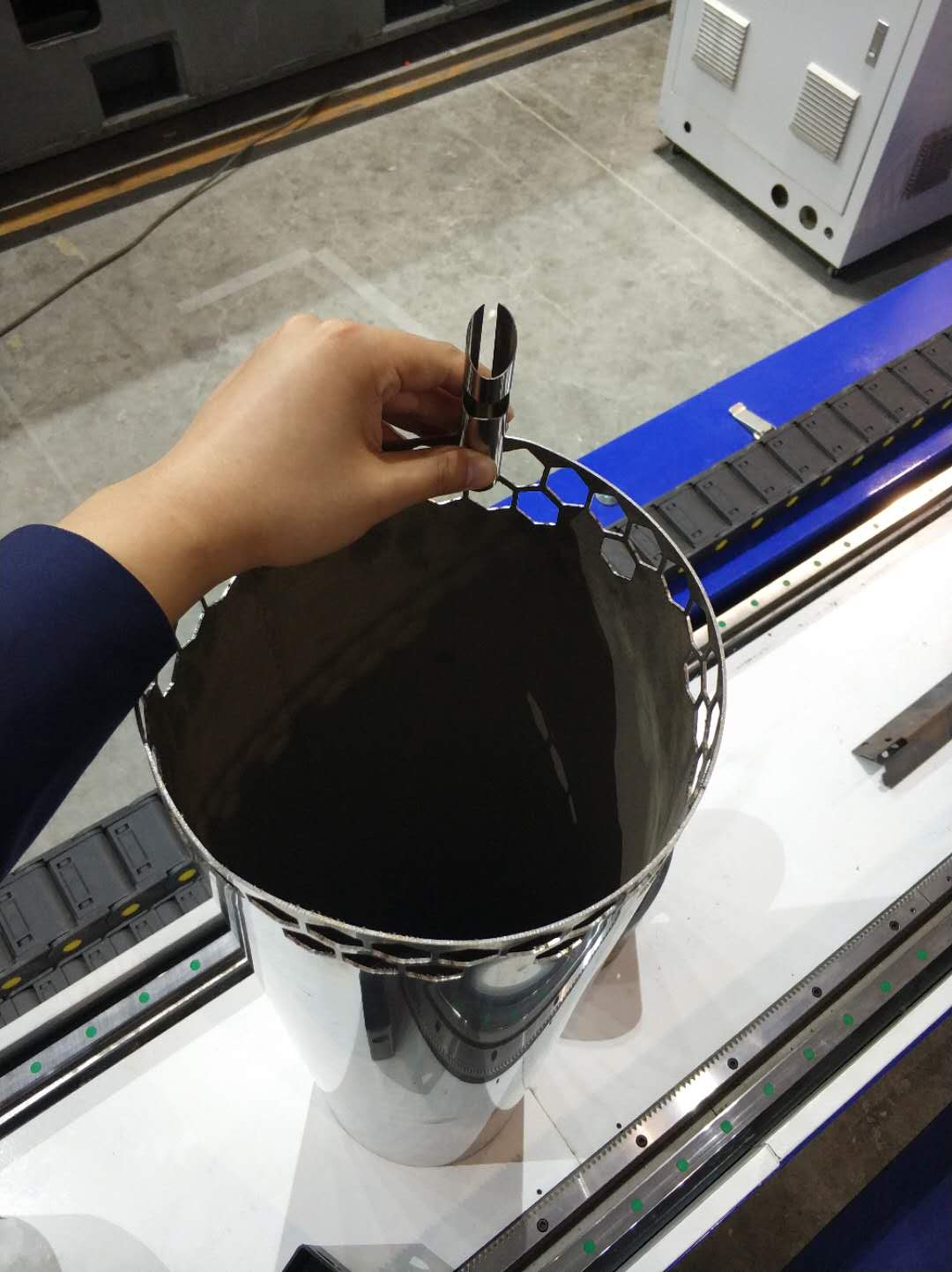 Optik-tolali metall quvur lazerni kesish mashinasi